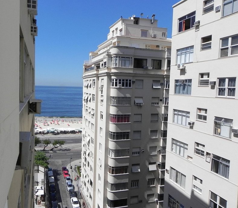 Colado na Praia com mini varanda.