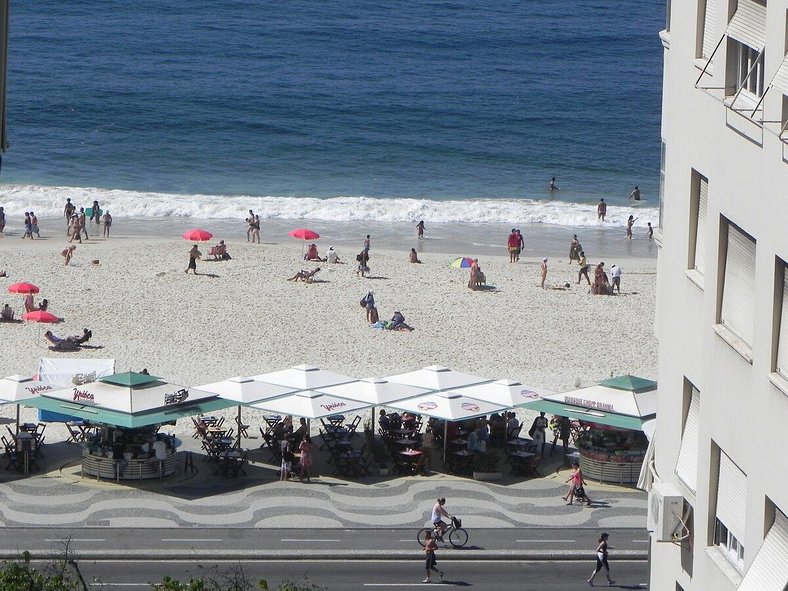 Colado na Praia com mini varanda.