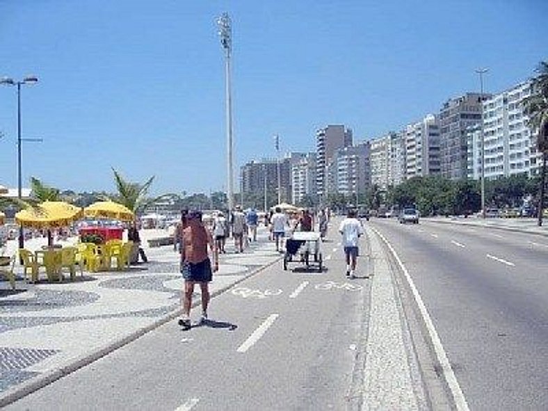 Colado na Praia com mini varanda.